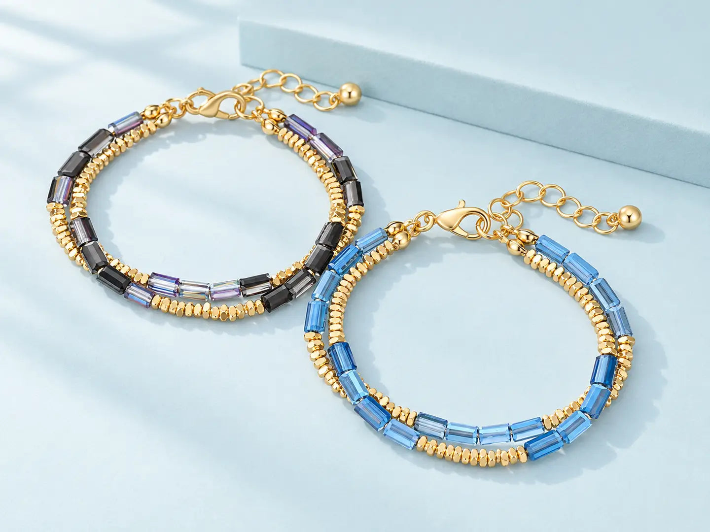 KI-generiertes Kampagnenmotiv mit den luluandjane Armbändern aus blauem und schwarzem Glas mit goldfarbenen Details