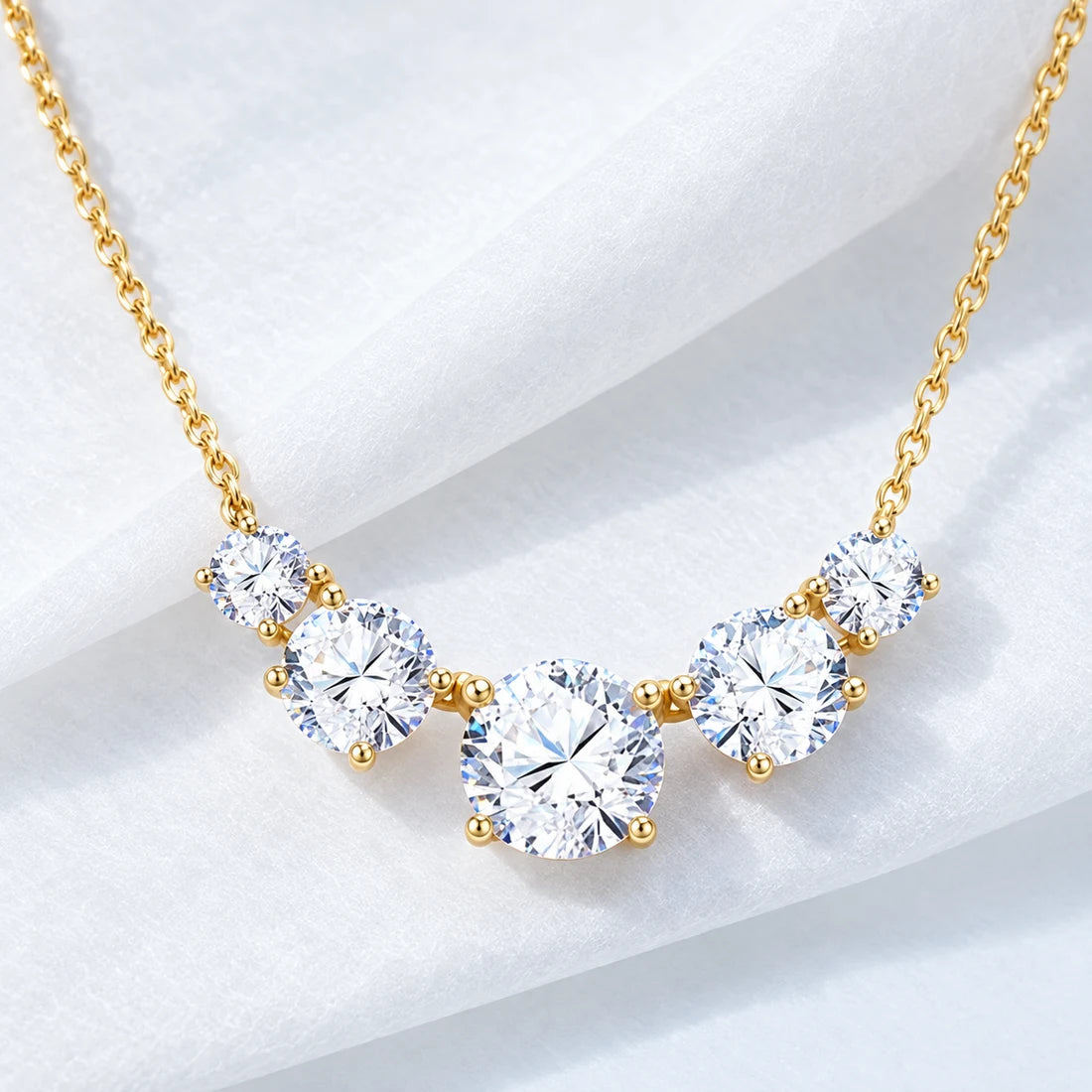 Weiße Zirkonia einer goldfarbenen Kette, KI-Schmuckdetail