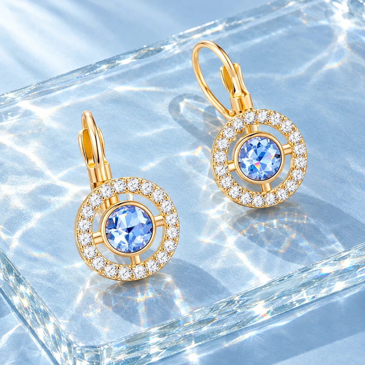 Blaue Kristall-Ohrhänger auf Glas im Licht, KI-Schmuck-Stillleben